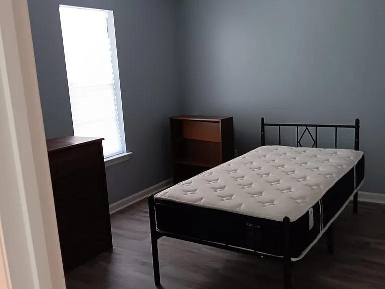104 Bay Colony Ct — Photo 1
