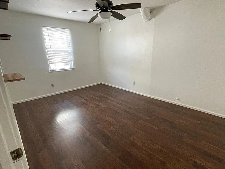 Middle Bedroom