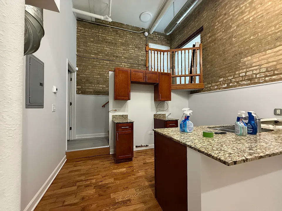 2042 W Touhy Ave