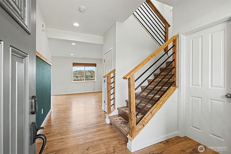 4th image of 924 S 134th Street