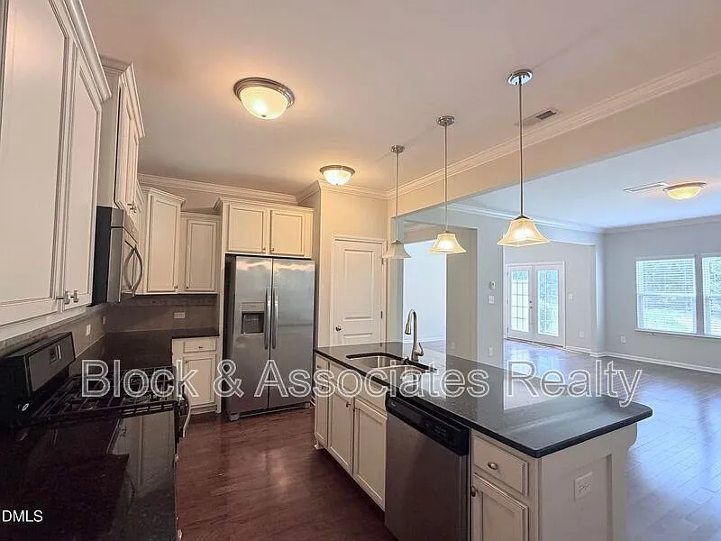 3 bed, 2.5 bath, $2,200 — Photo 2