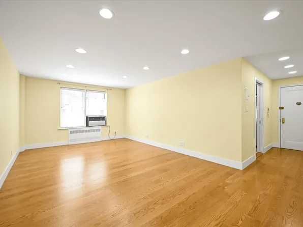 65-05 Yellowstone Boulevard image 4 of 14