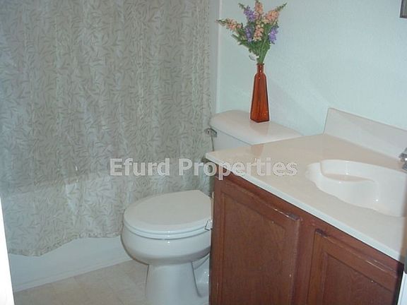 One of 2 full baths