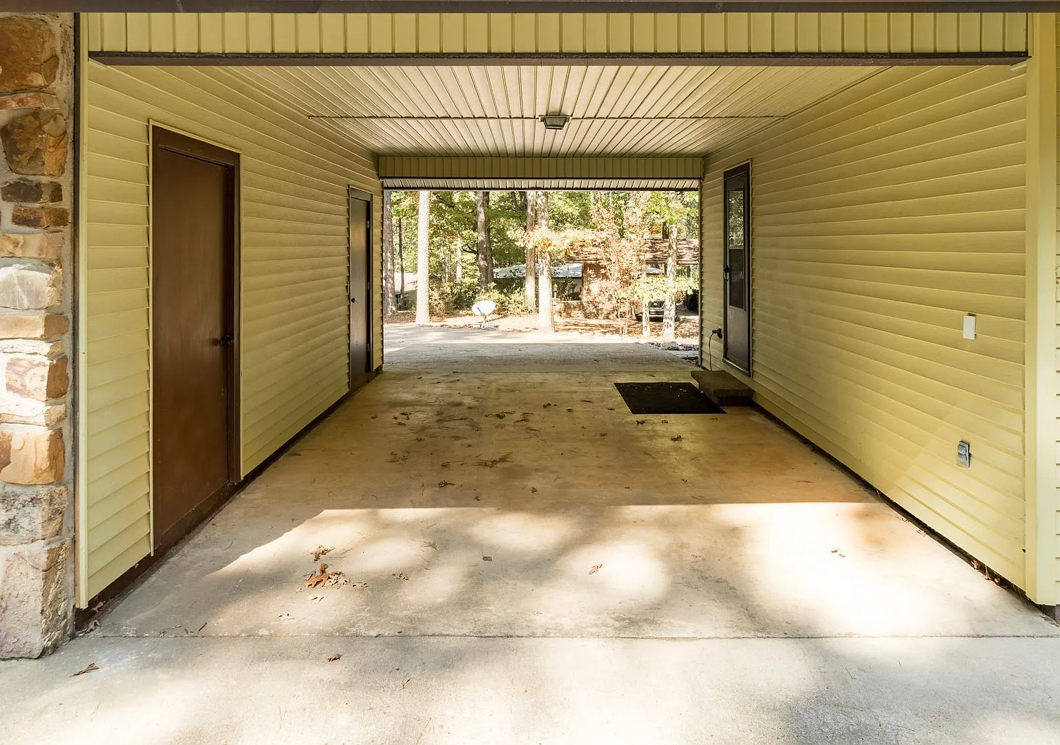 2 Bedroom, 2 bath newly remodeled house features a pull-through driveway, level back yard, and a ... — Photo 4