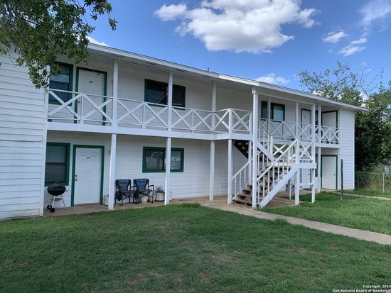 212 E Leona St, Dilley, TX 78017