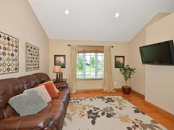5th image of 708 11th Ave NE