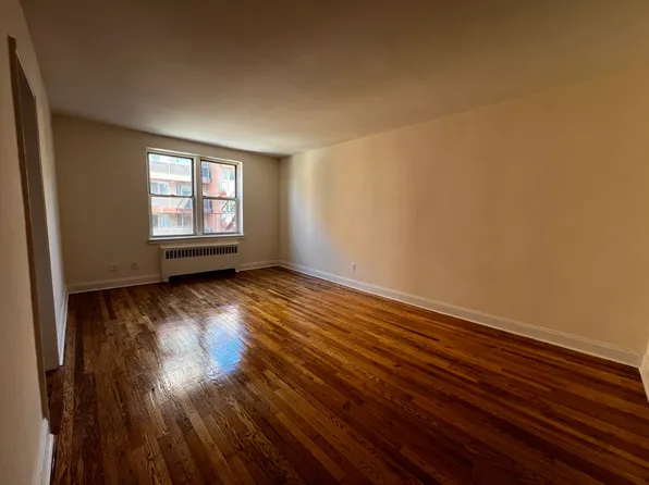 73-12 194th St #2C, Fresh Meadows, NY 11366