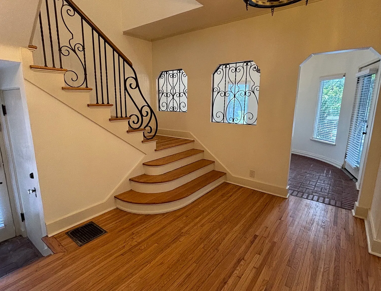 4 bed, 2.5 bath, 2528 sqft, $3,900 — Photo 3