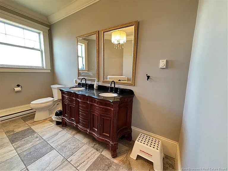 187 Botsford St — Photo 20