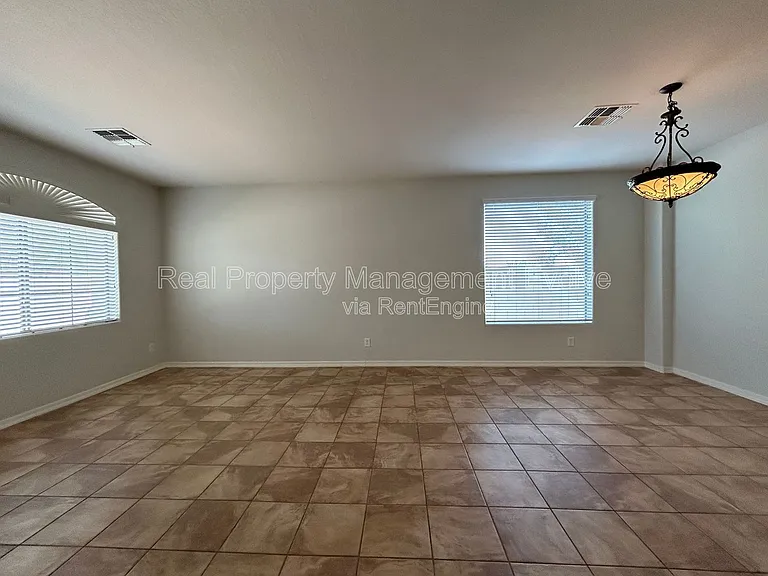 9707 S 45th Ave — Photo 7