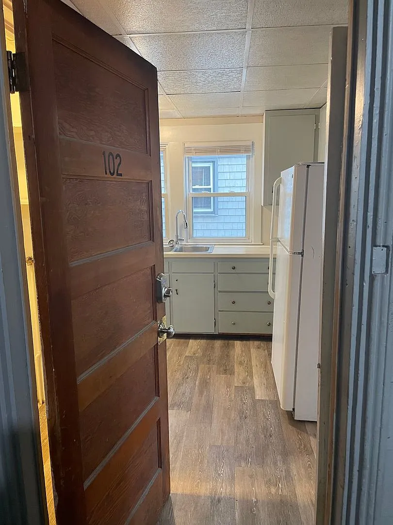 1br/1ba, Wd Hookups, Updated, New Flooring And Parking! — Photo 3