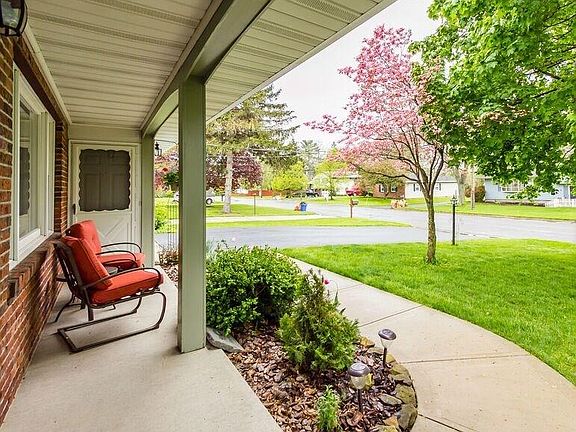 5th image of 28 Holiday Ln
