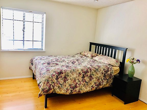 Upstairs midsize guest bedroom #2