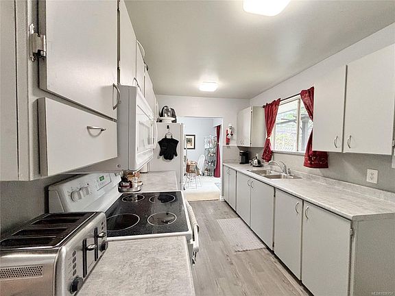 3rd image of 530 Dogwood Dr