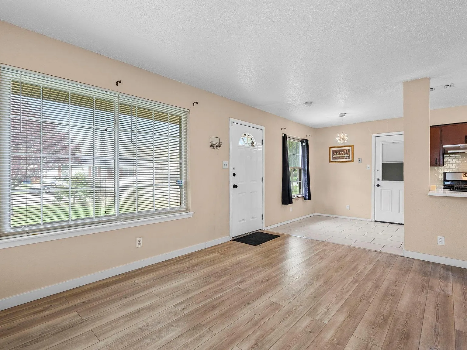 3 bed, 1.5 bath, 864 sqft, $1,850 — Photo 4