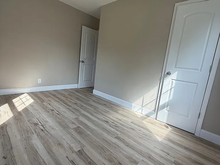 2556 Center St — Photo 8