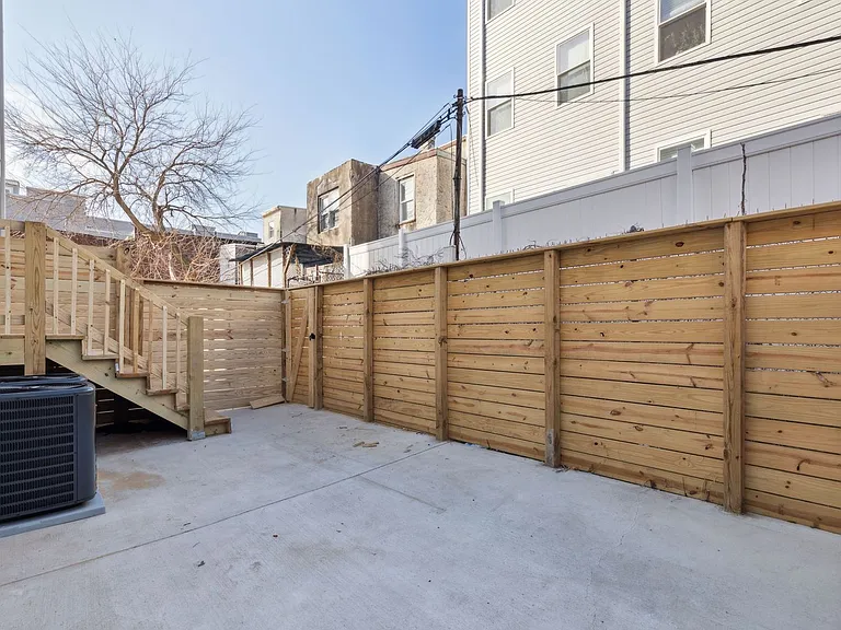 2550 Hope St — Photo 17