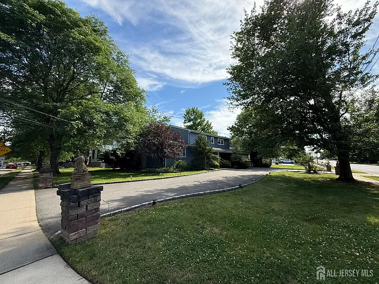 43 Jonathan Dr — Photo 4
