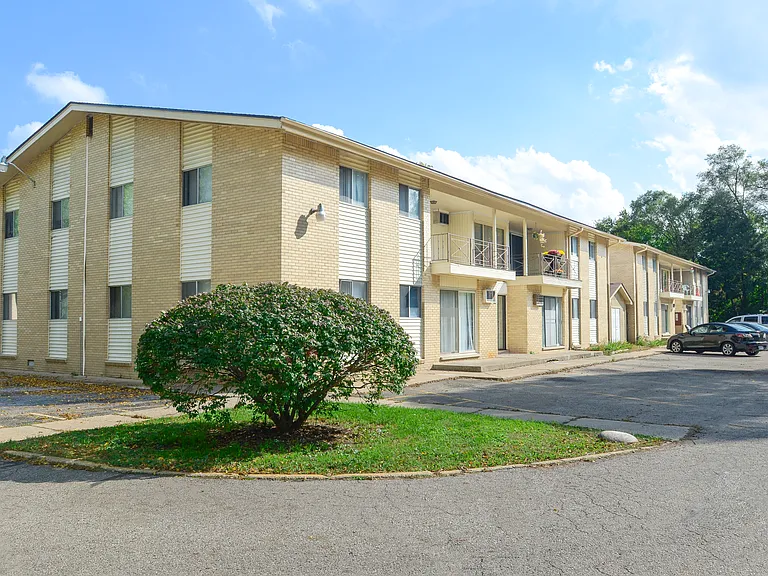 Denway Circle Apartments — Photo 25