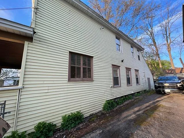 204 Seneca St — Photo 6