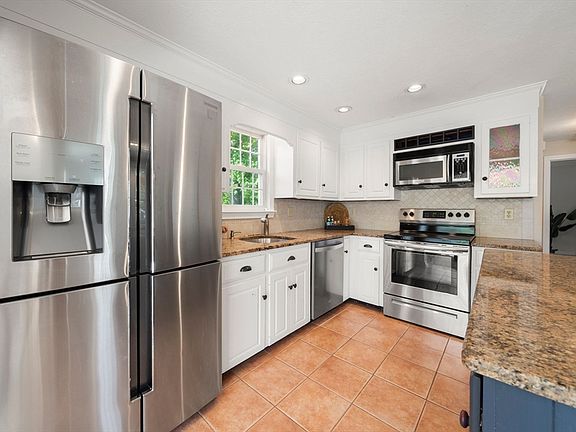 5th image of 24 Merritt Ln