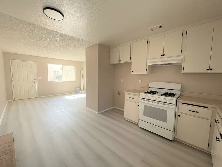 8712 California City Blvd #1-6 — Photo 4