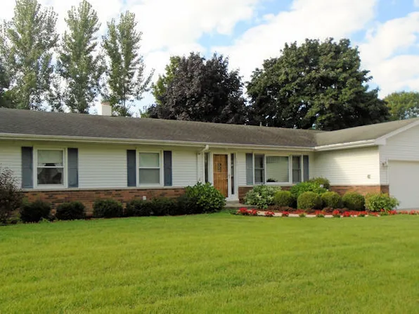 202 Linder Ln, Rochelle, IL 61068