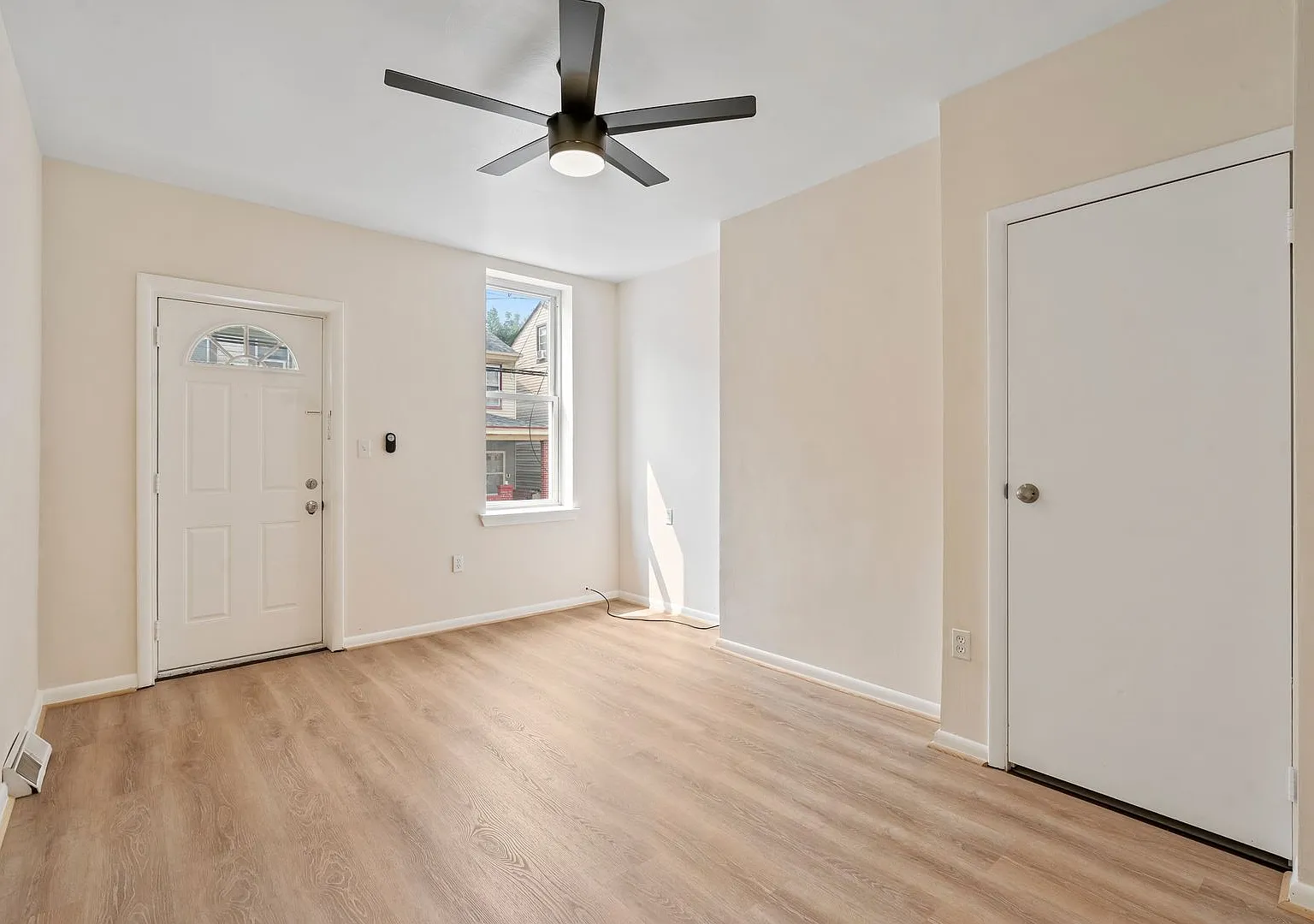 Newly renovated 2 Bed, 1 Bath w/ Bonus Room, Central AC, Laundry - Available September 5th! — Photo 4