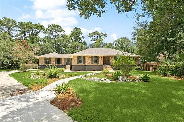 4 bed, 2.5 bath, 3040 sqft, $3,000 — Photo 2