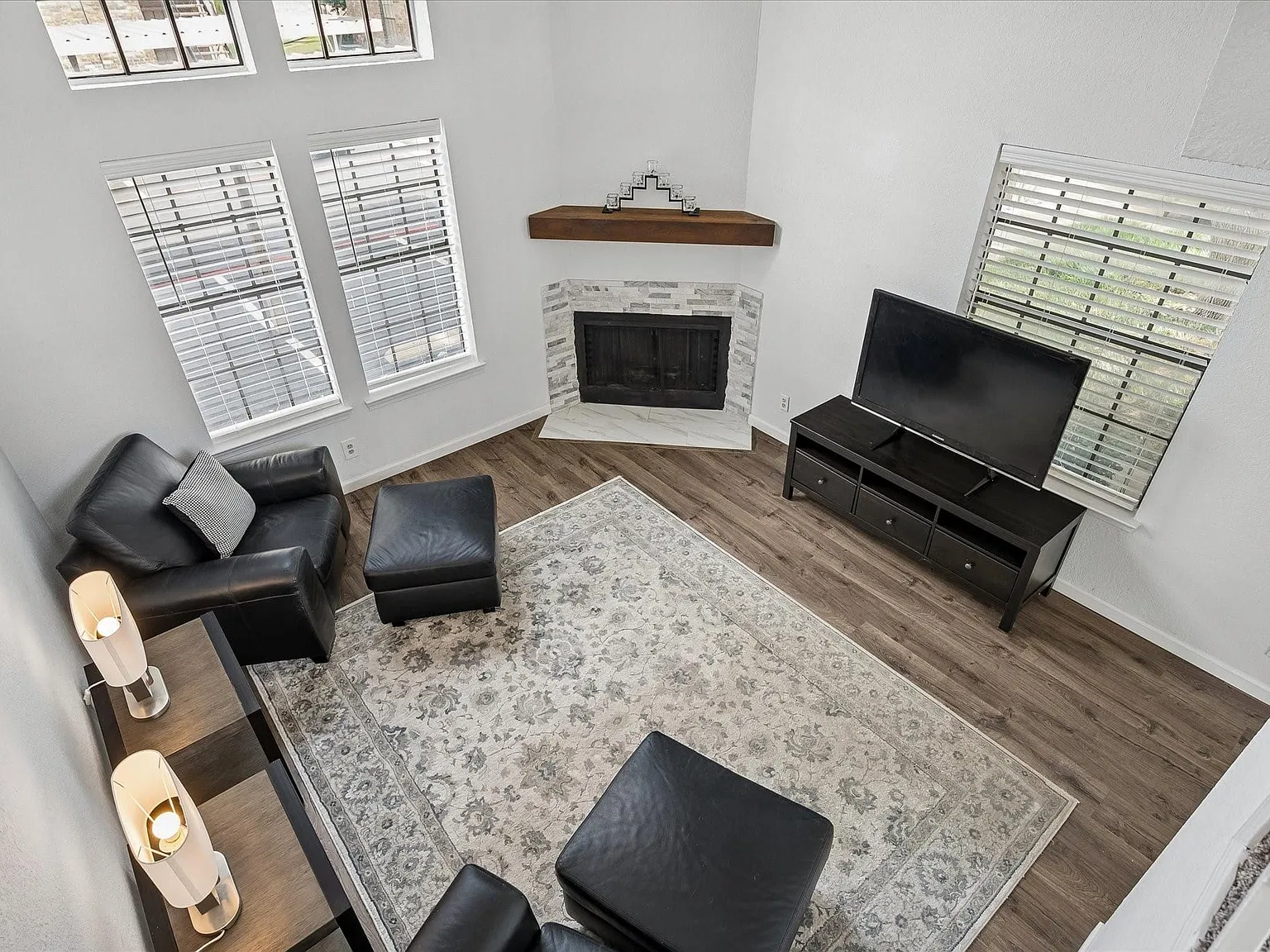 1 bed, 1.5 bath, 889 sqft, $1,595 — Photo 1