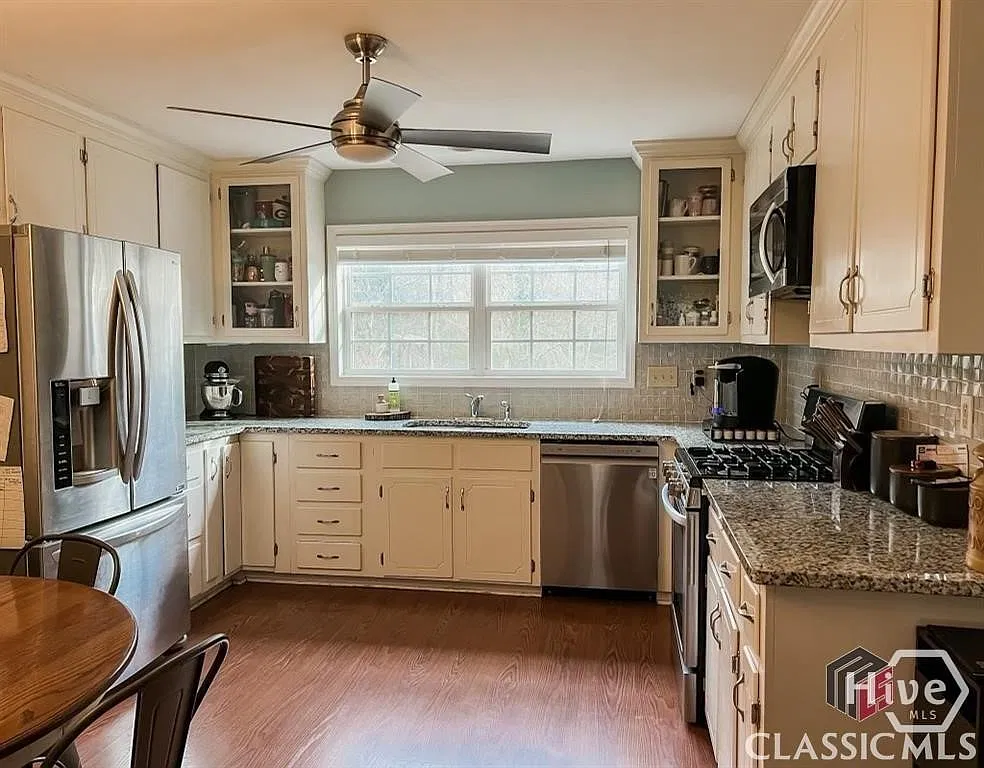 3 bed, 2.0 bath, 1436 sqft, $2,100 — Photo 3