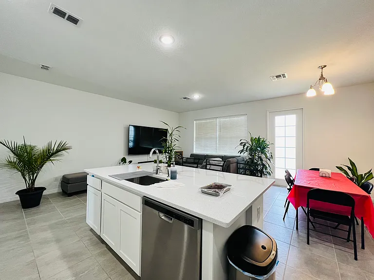 1561 Discovery St — Photo 5