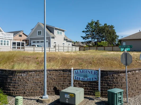 2115 Garfield St, North Bend, OR 97459