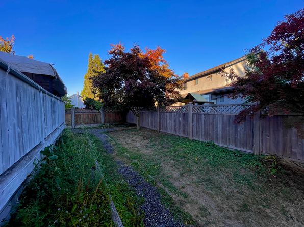 3 bedroom rental in Surrey — photo 24