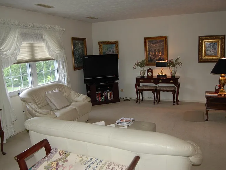 60 Colonial Estates Dr — Photo 35