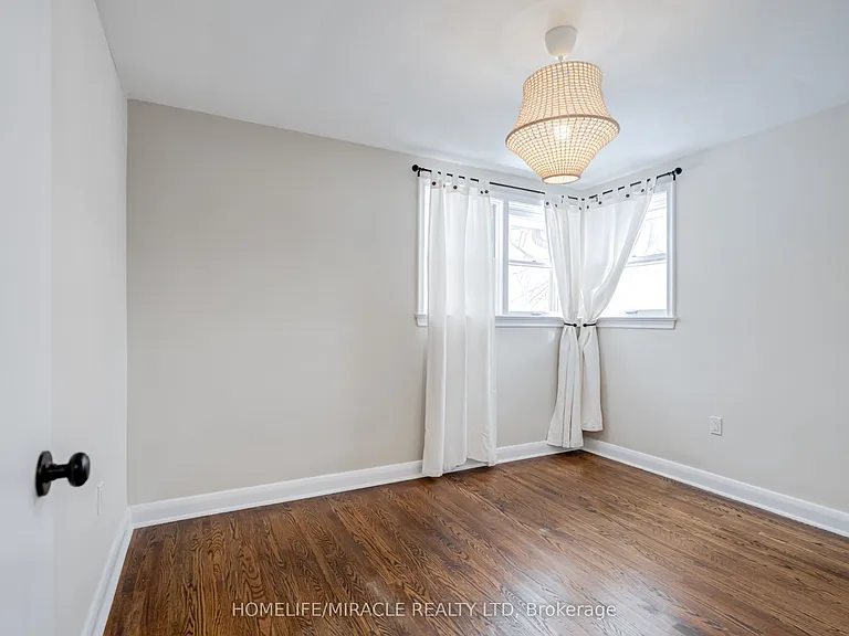 34 Elizabeth St S #A — Photo 13