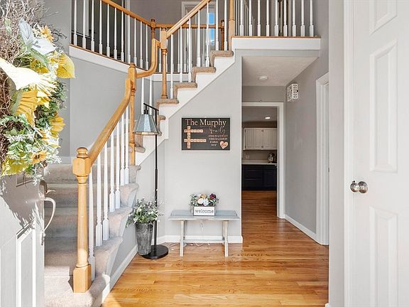 2nd image of 17 Blackthorne Cir