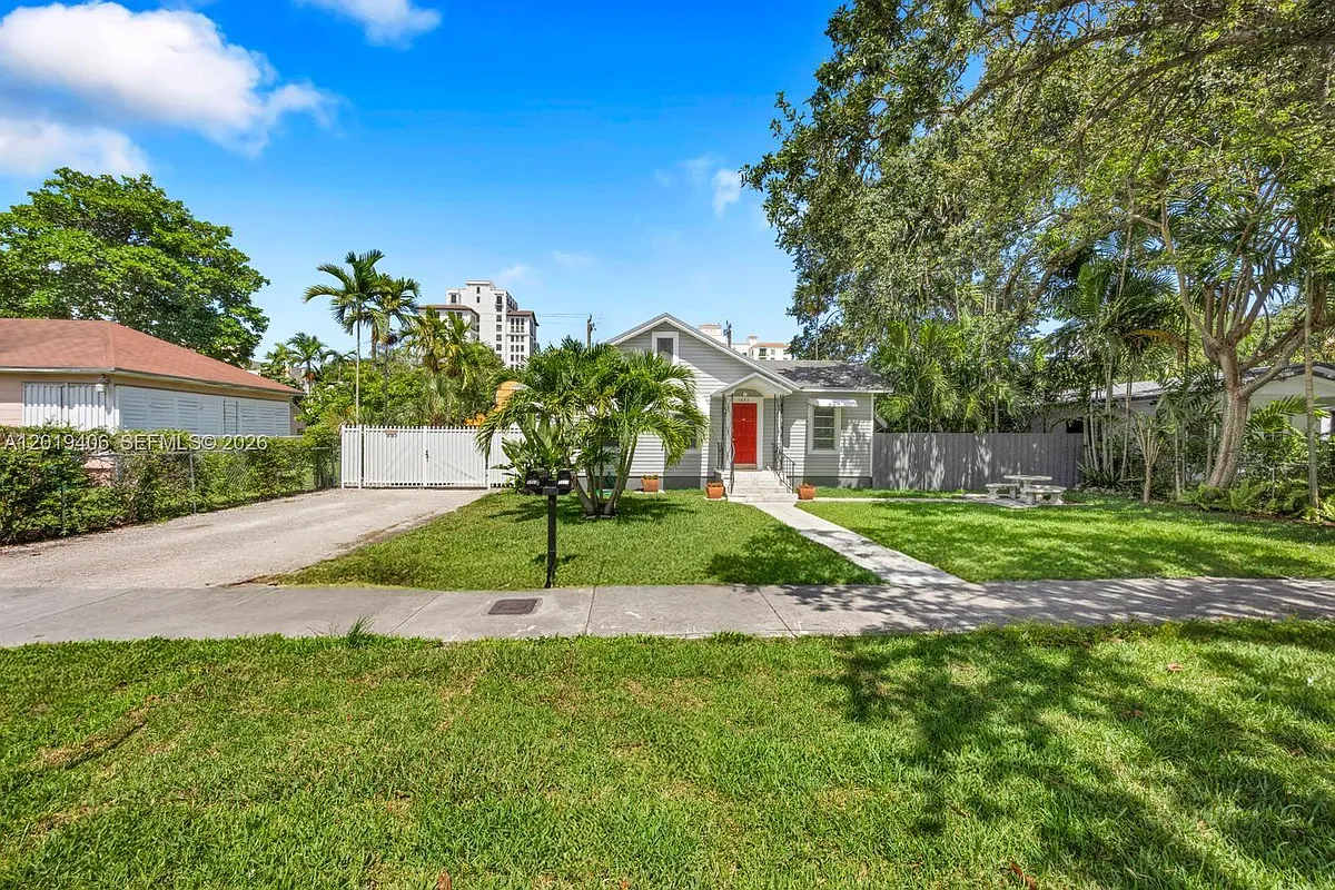 Building Photo - 1351 SW 40th Ave #1/2