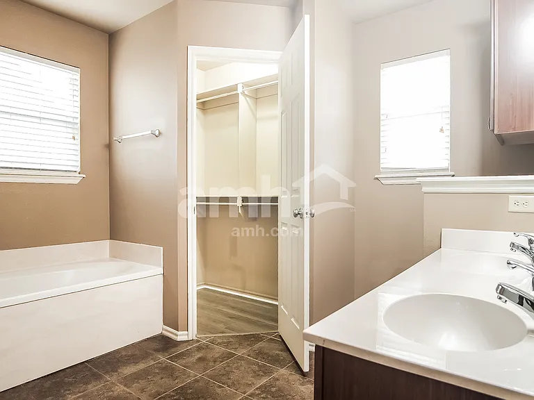 5104 N 34th St — Photo 11