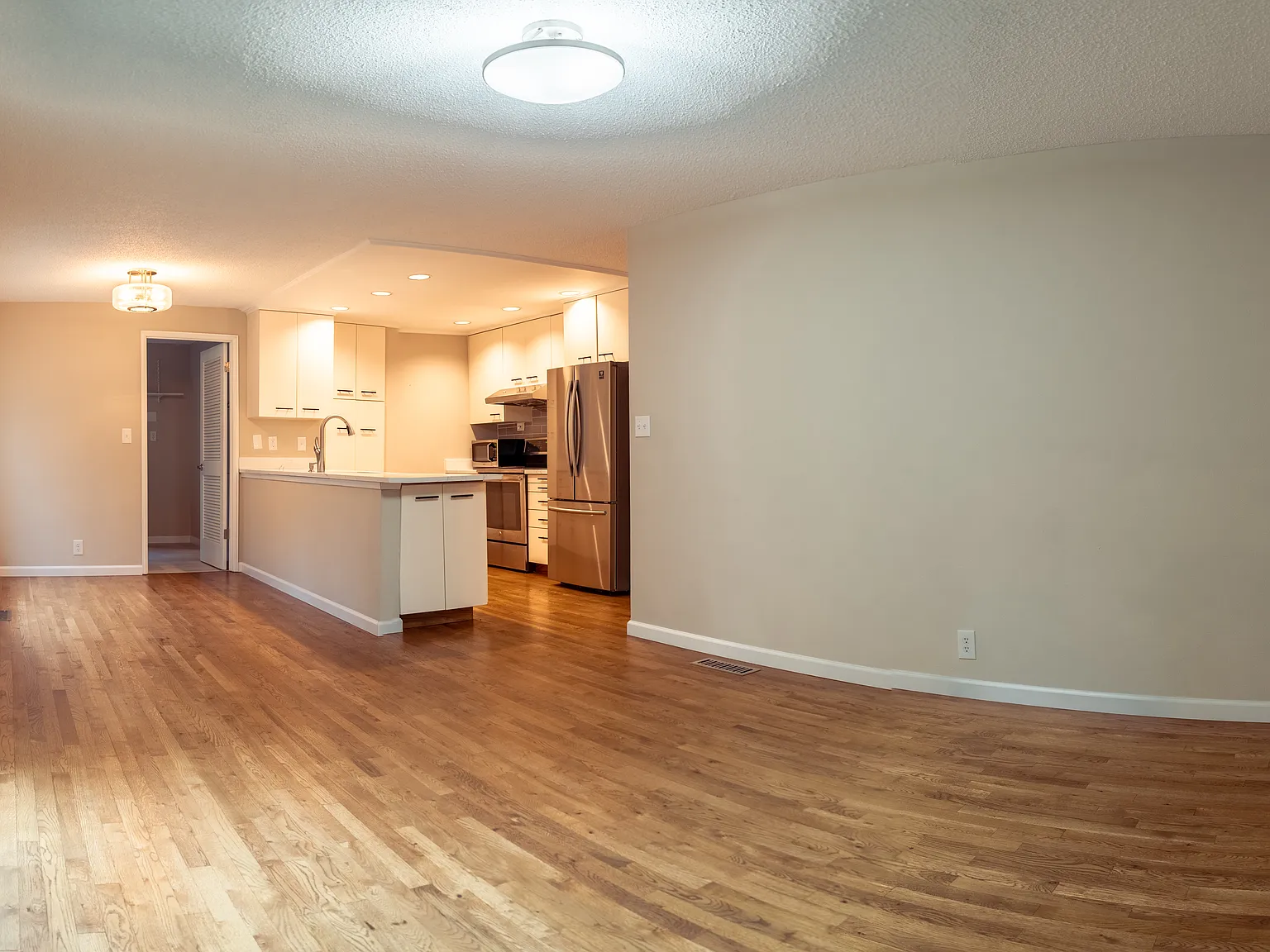 5 bed, 2950 sqft, $5,099 — Photo 2