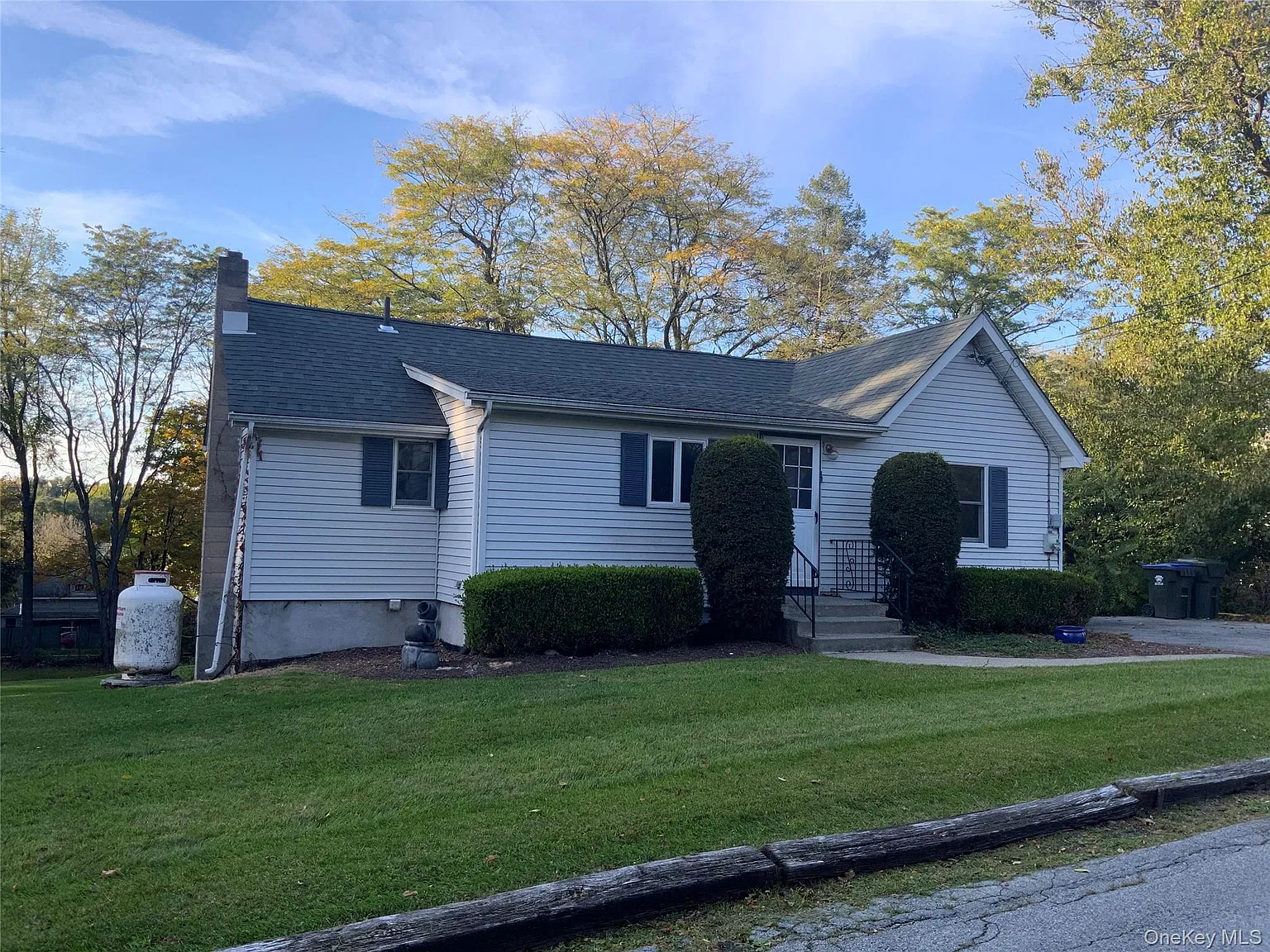 3 bed, 1.0 bath, 1046 sqft, $2,200 — Photo 2