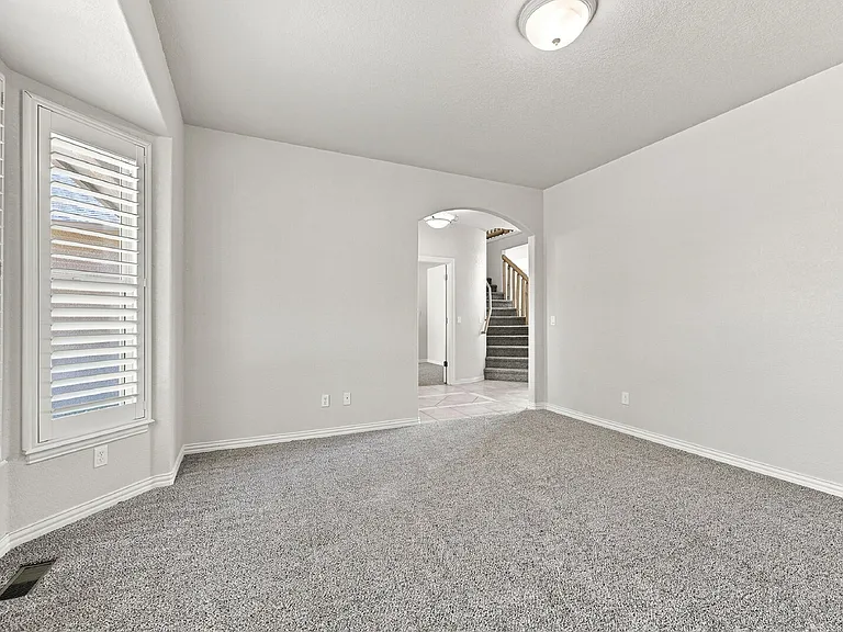 2425 Vanreen Dr — Photo 5