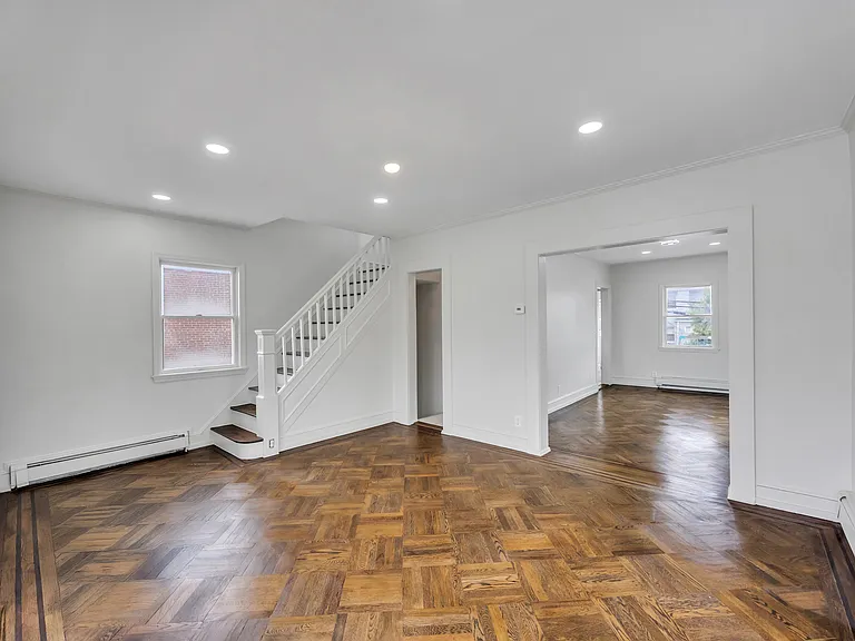 666 E Penn St — Photo 2