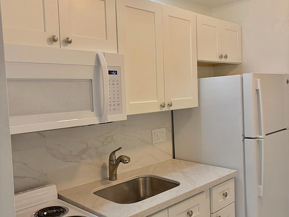 3rd image of 634 NW 13th St #220