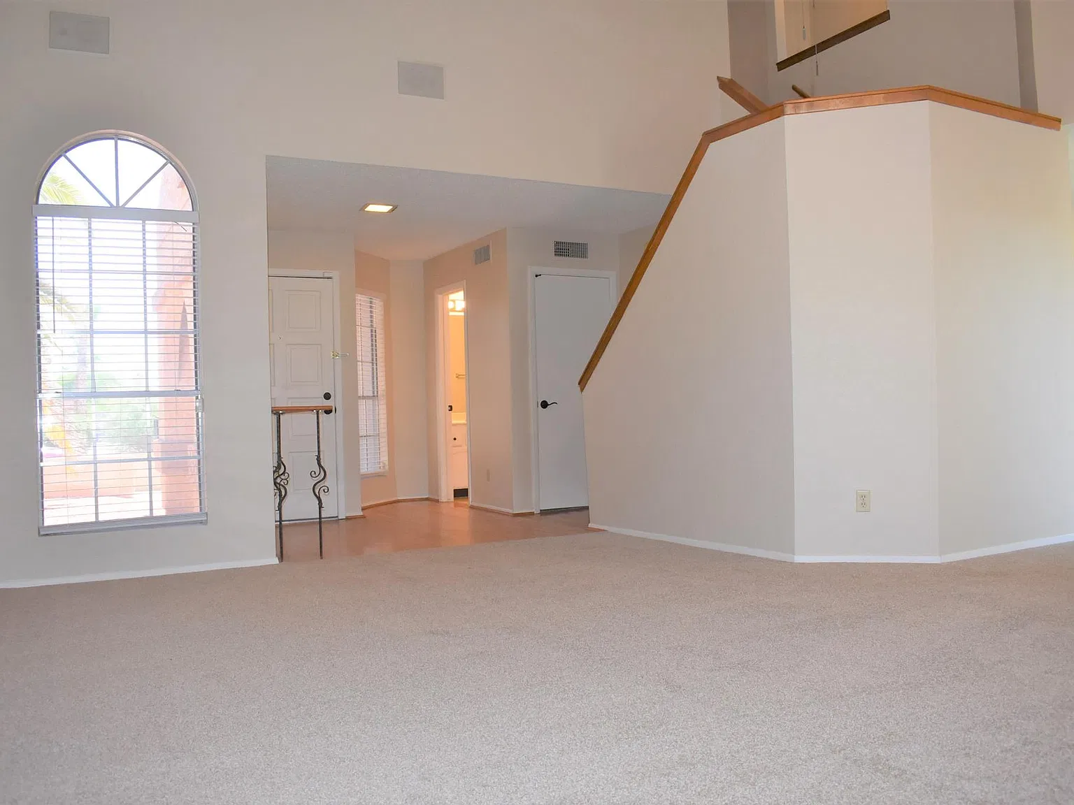 3 bed, 2.5 bath, 1585 sqft, $2,000 — Photo 4