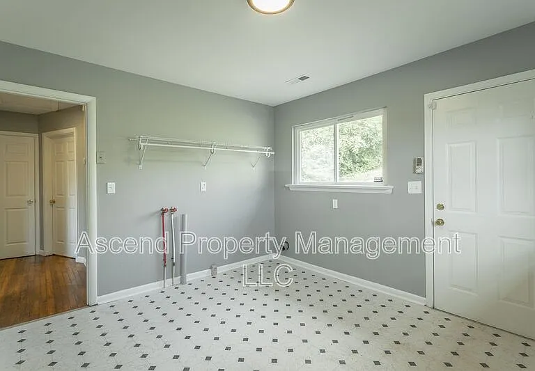 1113 Jarvis Ave — Photo 12