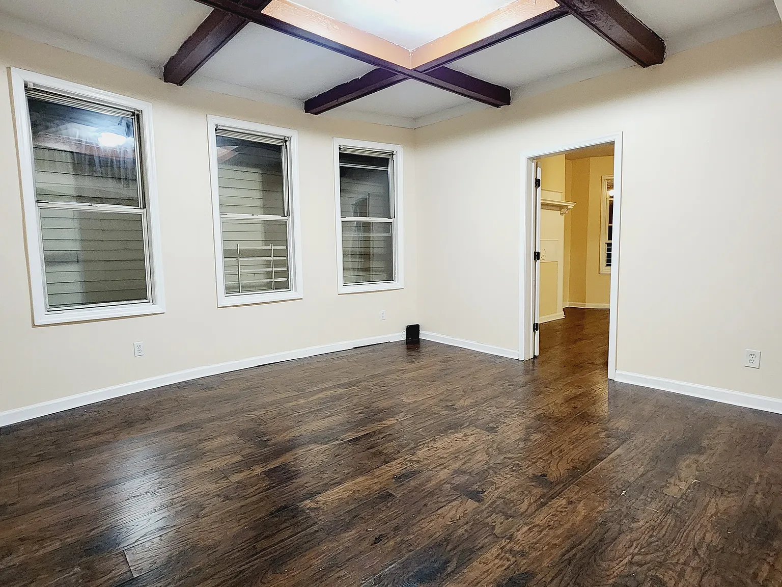 3 bed, 1000 sqft, $1,950 — Photo 3