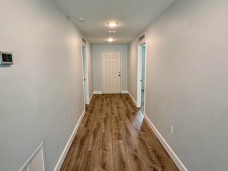 692 SW Hamberland Ave — Photo 2