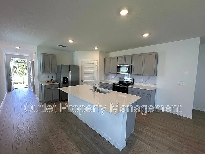 4 bed, 2.0 bath, $2,500 — Photo 2