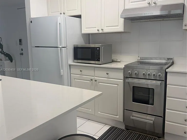 1390 Ocean Dr #302 — Photo 17